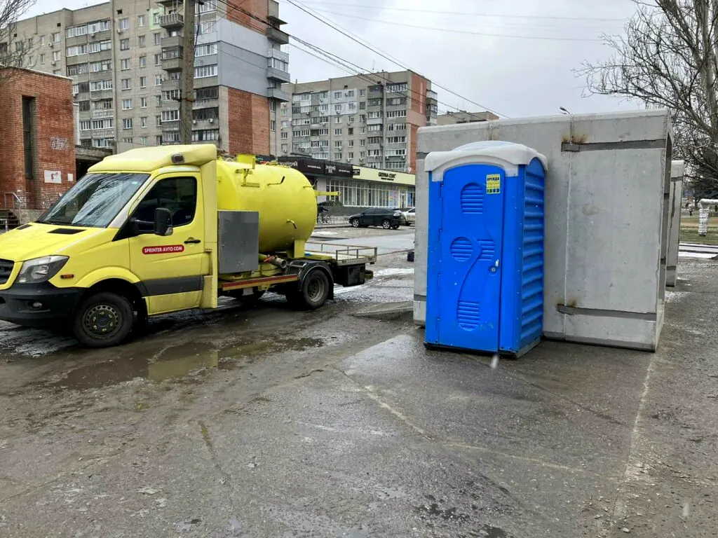 Встановлення синьої кабіни біотуалету на об’єкті
